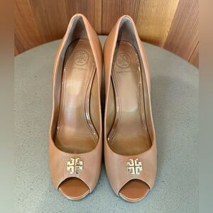 TORY BURCH Brown Jolie Peep-Toe Leather Wedge Pumps - Size 7